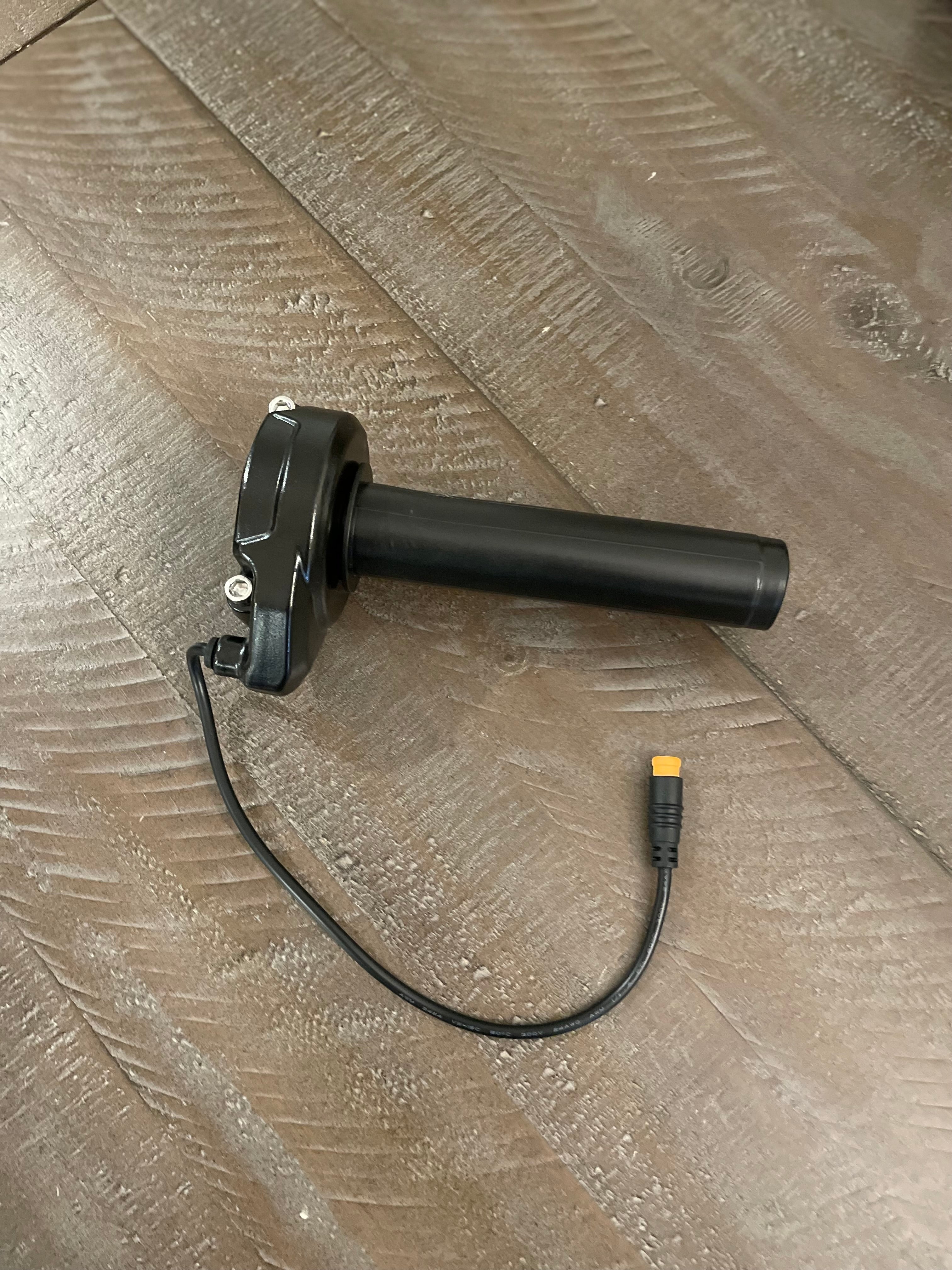 Plug and play Macfox surron throttle ( grip not included)