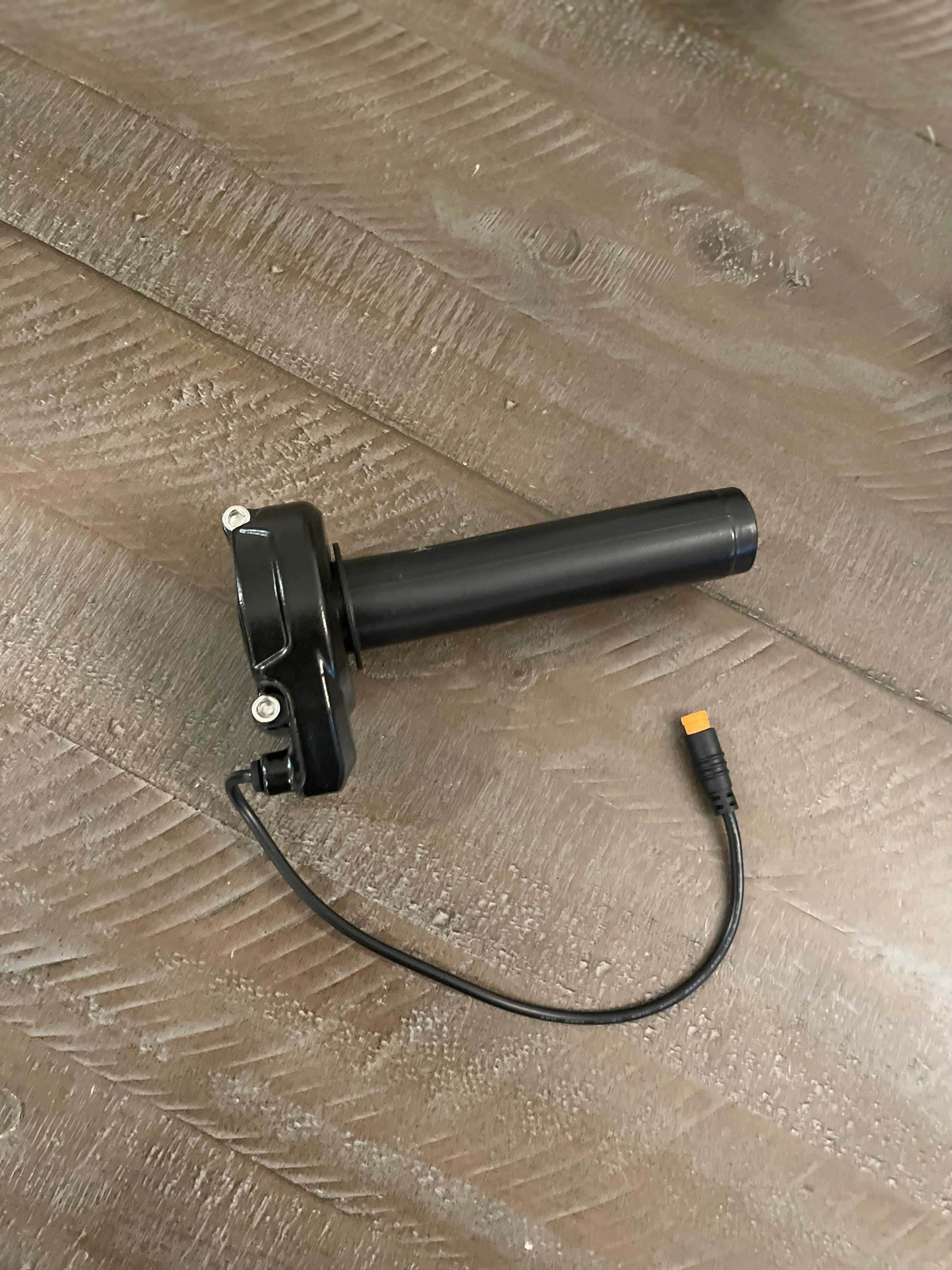 Plug and play Macfox surron throttle ( grip not included)
